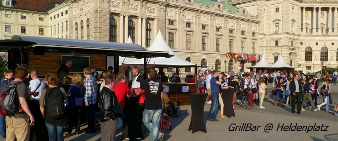 mobiler Würstelstand GrillBar, am Wiener Heldenplatz vor der Hofburg